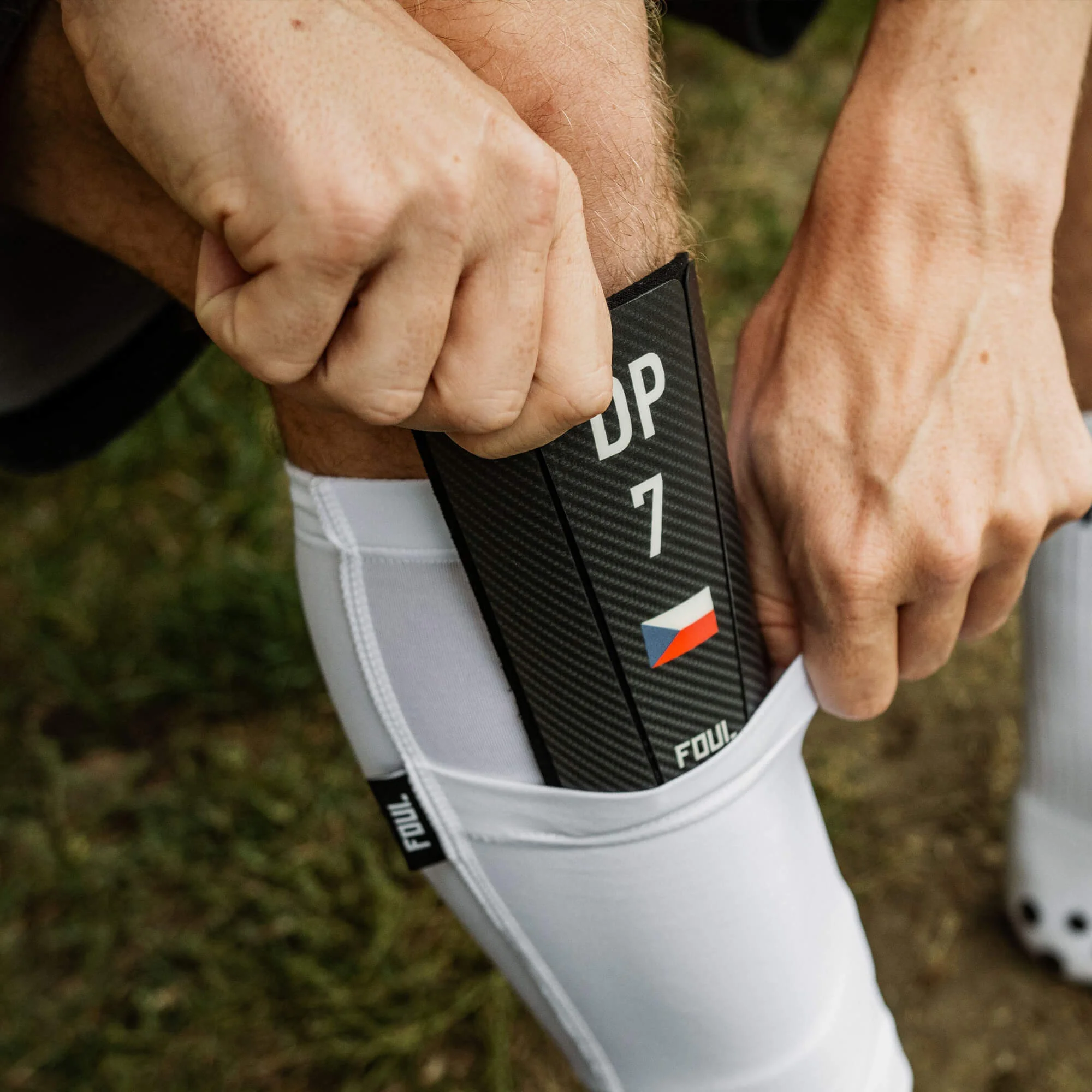 Football shin guards - Carbon with ID(2)